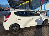 Gebraucht Hyundai i30 109 PS (80 kW) 2011 Weiß Kombi