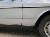 Gebraucht Mercedes E230 136 PS (100 kW) 1982 Blau Limousine