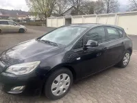 Używany Opel Astra Design Edition 101 KM (74 kW) 2011 Czarny Sedan/Limuzyna