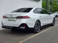 Gebraucht BMW 520 M Sport 208 PS (152 kW) 2025 Mineralweiß metallic Limousine