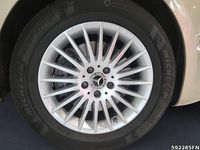 Gebraucht Mercedes V220 Style 163 PS (119 kW) 2024 Gold Van / Kleinbus