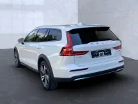 Gebraucht Volvo V60 Plus 197 PS (144 kW) 2024 Crystal white (metallic) Kombi
