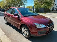 Gebraucht Ford Focus Ghia 101 PS (74 kW) 2005 Rot Limousine