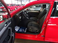 Gebraucht VW Passat 122 PS (89 kW) 2023 Rot Limousine