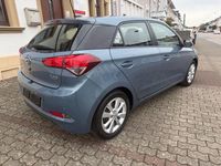 Gebraucht Hyundai i20 101 PS (74 kW) 2017 Blau Limousine