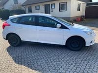 Gebraucht Ford Focus Ambiente 101 PS (74 kW) 2013 Weiß Limousine
