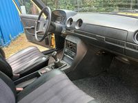 Gebraucht Mercedes E230 136 PS (100 kW) 1980 Gelb Limousine