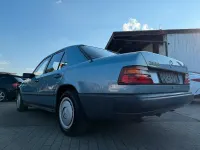 Gebraucht Mercedes E230 132 PS (97 kW) 1988 Blau Limousine