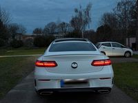 Gebraucht Mercedes E220 AMG 190 PS (139 kW) 2021 Weiß Coupé