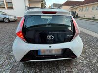 Gebraucht Toyota Aygo 69 PS (50 kW) 2014 Weiß Kleinwagen