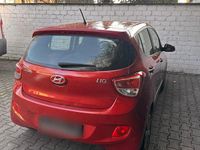 Gebraucht Hyundai i10 87 PS (63 kW) 2015 Rot Kleinwagen