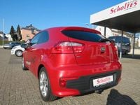 Gebraucht Kia Rio DREAM-TEAM Edition 84 PS (61 kW) 2015 Rot Limousine