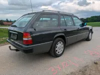 Gebraucht Mercedes E220 150 PS (110 kW) 1994 Schwarz Kombi
