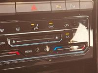 Second-hand VW T-Roc R-line 110 CP (80 kW) 2023 Alb SUV