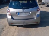 Gebraucht Toyota Verso 147 PS (108 kW) 2011 Silber Van / Kleinbus