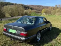Używany Mercedes E230 132 KM (97 kW) 1992 Czarny Sedan/Limuzyna