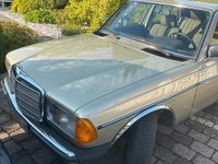Gebraucht Mercedes E230 136 PS (100 kW) 1984 Grün Limousine