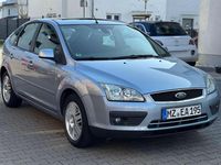 Gebraucht Ford Focus Ghia 101 PS (74 kW) 2006 Silber Limousine