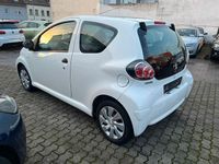 Gebraucht Toyota Aygo Basis 68 PS (50 kW) 2013 Weiß Kleinwagen