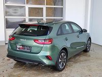 Neu Kia Ceed Play 101 PS (74 kW) 2025 Experience green Kleinwagen