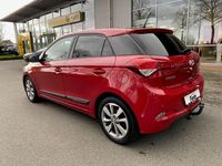 Gebraucht Hyundai i20 Passion 101 PS (74 kW) 2017 Rot Limousine