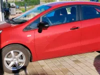 Używany Kia Rio 85 KM (62 kW) 2013 Czerwony Hatchback