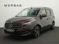 Gebraucht Mercedes T180 Progressive 131 PS (96 kW) 2023 Rot Van / Kleinbus
