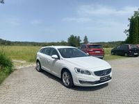 Gebraucht Volvo V60 Momentum 220 PS (161 kW) 2017 Weiß Kombi