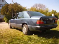 Second-hand Mercedes E220 150 CP (110 kW) 1992 Albastru Berlinǎ