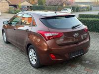 Gebraucht Hyundai i30 Trend 99 PS (72 kW) 2013 Hazel brown / met Kleinwagen