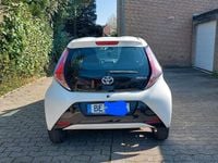 Gebraucht Toyota Aygo 69 PS (50 kW) 2016 Weiß Kleinwagen