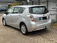 Gebraucht Toyota Verso 126 PS (92 kW) 2011 Silber Van / Kleinbus