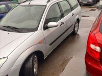 Usado Ford Focus Ghia 101 CV (74 kW) 2002 Gris Berlina
