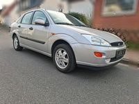 Usado Ford Focus 101 HP (74 kW) 2000 Prateado Sedan