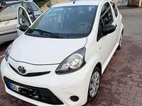 Gebraucht Toyota Aygo 68 PS (50 kW) 2013 Weiß Kleinwagen