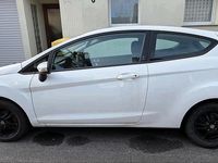 Gebraucht Ford Fiesta 60 PS (44 kW) 2012 Weiß Kleinwagen