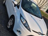 Gebraucht Ford Fiesta 80 PS (58 kW) 2012 Weiß Kleinwagen