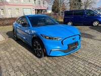 Gebraucht Ford Mustang Mach-E Premium 197 kW (269 PS) 2023 Grabber blue metallic SUV
