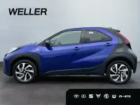 Neu Toyota Aygo 72 PS (52 kW) 2026 Juniper blue (8y8) / black mica (209) (blau) Kleinwagen