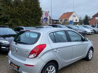 Gebraucht Hyundai i20 85 PS (62 kW) 2012 Grau Kleinwagen