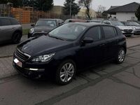 Gebraucht Peugeot 308 Active 131 PS (96 kW) 2014 Dark blue/metalliclackierung Limousine
