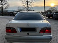 Gebraucht Mercedes E220 143 PS (105 kW) 1999 Silber Limousine