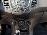 Gebraucht Ford Fiesta Trend 101 PS (74 kW) 2017 Weiß Limousine