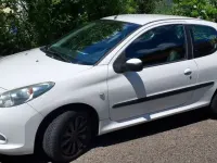 Gebraucht Peugeot 206 68 PS (50 kW) 2012 Weiß Limousine