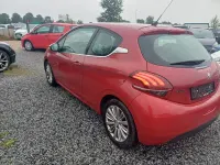 Gebraucht Peugeot 208 Allure 110 PS (80 kW) 2017 Rot Kleinwagen