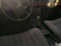 Gebraucht Mercedes 200 111 PS (81 kW) 1981 Weiß Limousine