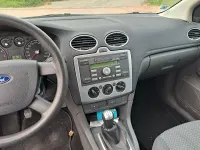 Usado Ford Focus Trend 101 CV (74 kW) 2005 Gris Berlina
