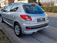 Gebraucht Peugeot 206 60 PS (44 kW) 2012 Silber Limousine
