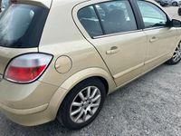 Gebraucht Opel Astra 105 PS (77 kW) 2005 Gold Limousine