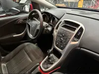 Używany Opel Astra 101 KM (74 kW) 2010 Czerwony Sedan/Limuzyna
